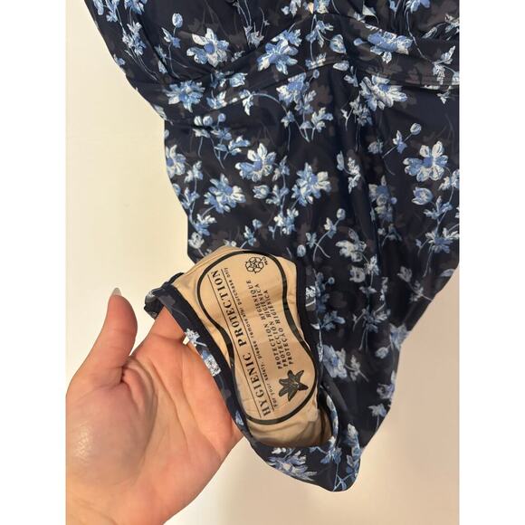 NWT A Pea in the Pod Ruffled Maternity One
Piece Floral Swimsuit Blue Size M - Picture 3 of 6